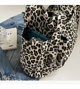 Dettaglio della borsa tote leopardata in tela con tasche laterali e ampia capacità interna