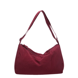 Detail van de bordeauxrode nylon crossbodytas met verstelbare riem en een soepele ritssluiting