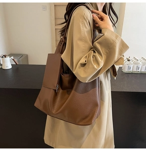 Détail du sac cabas en cuir marron avec texture de litchi et petite pochette amovible