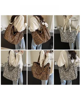 Dettaglio delle borse tote leopardate in marrone e beige con design ad alta capacità
