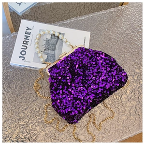 Detail der lila Pailletten-Muscheltasche mit Kunstperlengriff und Goldkette