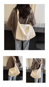 Detailansicht einer weißen Cord-Hobo-Tasche mit Fokus auf Textur und geräumigem Design
