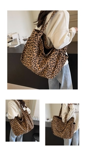 Vista dettagliata della borsa tote grande in tela leopardata con tracolla larga