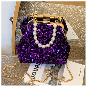 Detail der lila Pailletten-Muscheltasche mit Perlengriff und goldener Metallkette