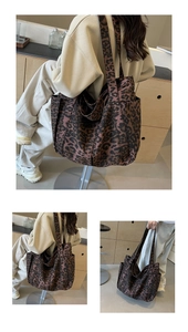 Dettaglio della borsa tote in tela leopardata con tasche laterali e interno ampio