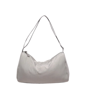 Detailweergave van de lichtgrijze hobo-crossbodytas met geplooide nylon textuur en rits