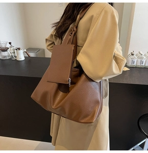 Grand sac fourre-tout marron foncé en cuir grainé avec une pochette assortie incluse