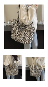 Dettaglio della grande borsa tote in tela con stampa leopardata e tasche laterali