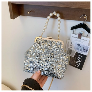 Detailansicht der silbernen Pailletten-Abendtasche mit Perlengriff und Metallkette