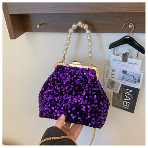 Details der lila Pailletten-Abendtasche mit Perlenkapitel und goldener Kette