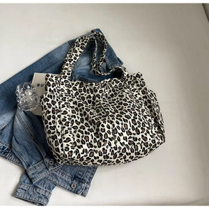Dettaglio della grande borsa tote leopardata con tasche laterali e spalline in tela