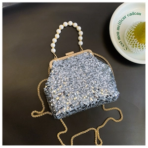 Nahaufnahme der luxuriösen Abendtasche mit Pailletten und elegantem Perlenhenkel
