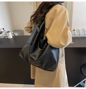 Détail du grand sac cabas noir en cuir grainé avec son mini porte-monnaie assorti