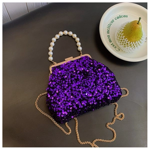 Detail der lila Paillettentasche mit Perlengriff und eleganter goldener Kette
