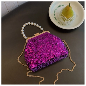 Detail der lila Pailletten-Abendtasche mit Perlengriff und goldener Metallkette