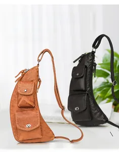 Détails du sac de poitrine en similicuir vintage avec plusieurs poches en marron et noir