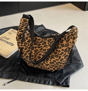 Detailed macro view of leopard print canvas bag with durable black zipper and woven puller