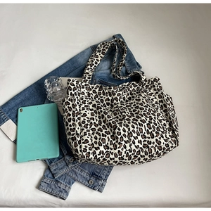 Vista dall'alto dei compartimenti spaziosi e tasche laterali della borsa tote leopardata