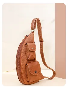 Vue détaillée du sac de poitrine en similicuir marron avec deux poches à rabat avant