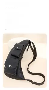 Détail de la sacoche demi-lune en cuir noir avec boucles en métal argenté et poches