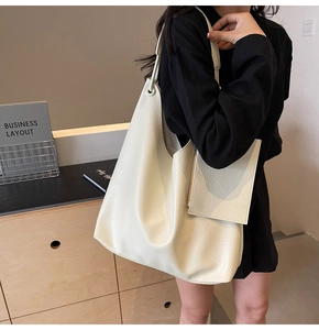 Détail d'un sac cabas blanc en cuir grainé de qualité avec une pochette assortie incluse