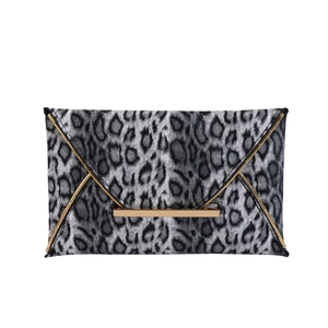 Bolso sobre con estampado de leopardo, ribete de metal dorado y cierre central