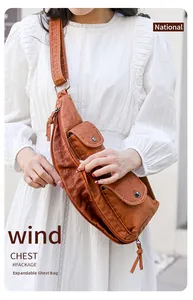 Gros plan du sac de poitrine extensible en cuir PU marron avec finition vintage