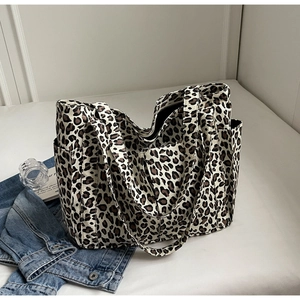 Dettaglio della borsa shopper leopardata con tasca laterale e doppi manici