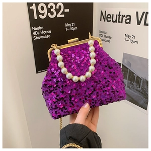 Detail der lila Pailletten-Abendtasche mit Perlengriff und goldenem Metallverschluss