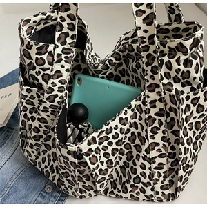 Dettaglio della borsa tote in tela leopardata con tasca laterale e ampio spazio interno