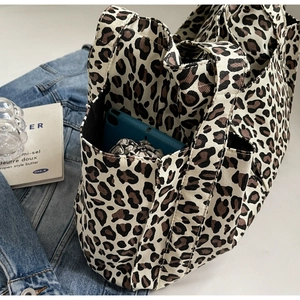Dettaglio della borsa tote leopardata con tasca laterale e ampio spazio per tablet