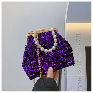 Detailansicht der tiefvioletten Paillettenstruktur und des eleganten Perlenpfostens
