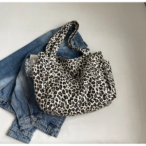 Dettaglio della borsa tote in tela con stampa leopardata e tracolla larga