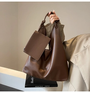 Détail du sac cabas marron foncé à motif litchi et du porte-monnaie assorti