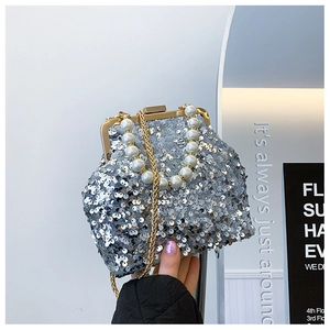 Silberne Pailletten-Abendtasche mit elegantem Perlengriff und goldener Kettenriemen-Detail