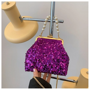 Detail der lila Pailletten-Handtasche mit Perlengriff und goldener Kette