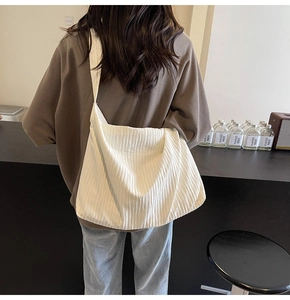 Detailansicht der großen weißen Cord-Tasche mit weicher Textur und breitem Schultergurt