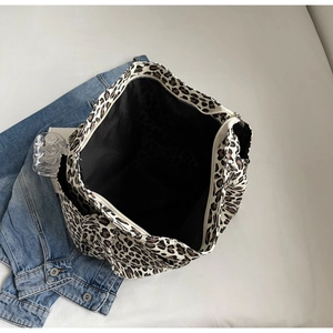 Dettaglio interno della borsa tote leopardata con fodera nera e chiusura a zip