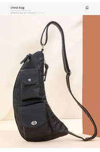 Détail du sac de poitrine noir en forme de croissant avec deux poches et texture cuir