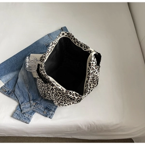 Dettaglio della grande borsa tote leopardata con chiusura a zip e tasca laterale