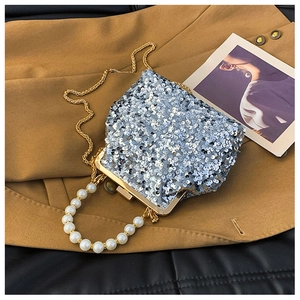 Detail der Pailletten-Abendtasche mit Perlengriff und goldener Kette für Damen