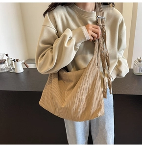 Detailansicht der khakifarbenen Cord-Tasche mit Faltenstruktur und Metallschnalle