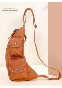 Vue macro de la texture en cuir PU marron caramel et des boucles argentées de la sacoche