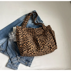 Dettaglio della borsa tote leopardata con tasca frontale e robusta tela di cotone
