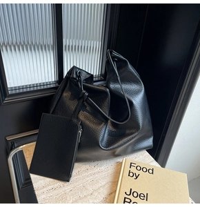 Détail du sac fourre-tout en cuir grainé noir avec une pochette zippée assortie amovible