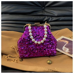 Detail der lila Pailletten-Abendtasche mit Perlen Griff und goldener Kettenriemen