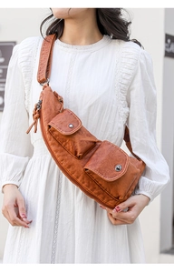 Sac bandoulière vintage marron en cuir PU avec deux poches avant et surface texturée