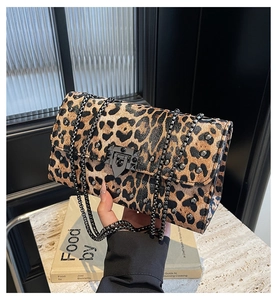 Détail du sac à imprimé léopard avec clous noirs et bandoulière en chaîne métallique chic