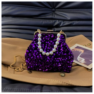 Detailaufnahme der lila Pailletten-Schalentasche mit Perlengriff und Goldkette