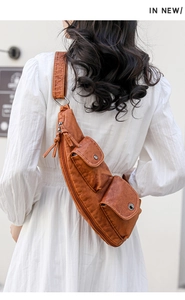 Vue arrière du modèle portant un sac bandoulière en cuir PU marron avec plusieurs poches design